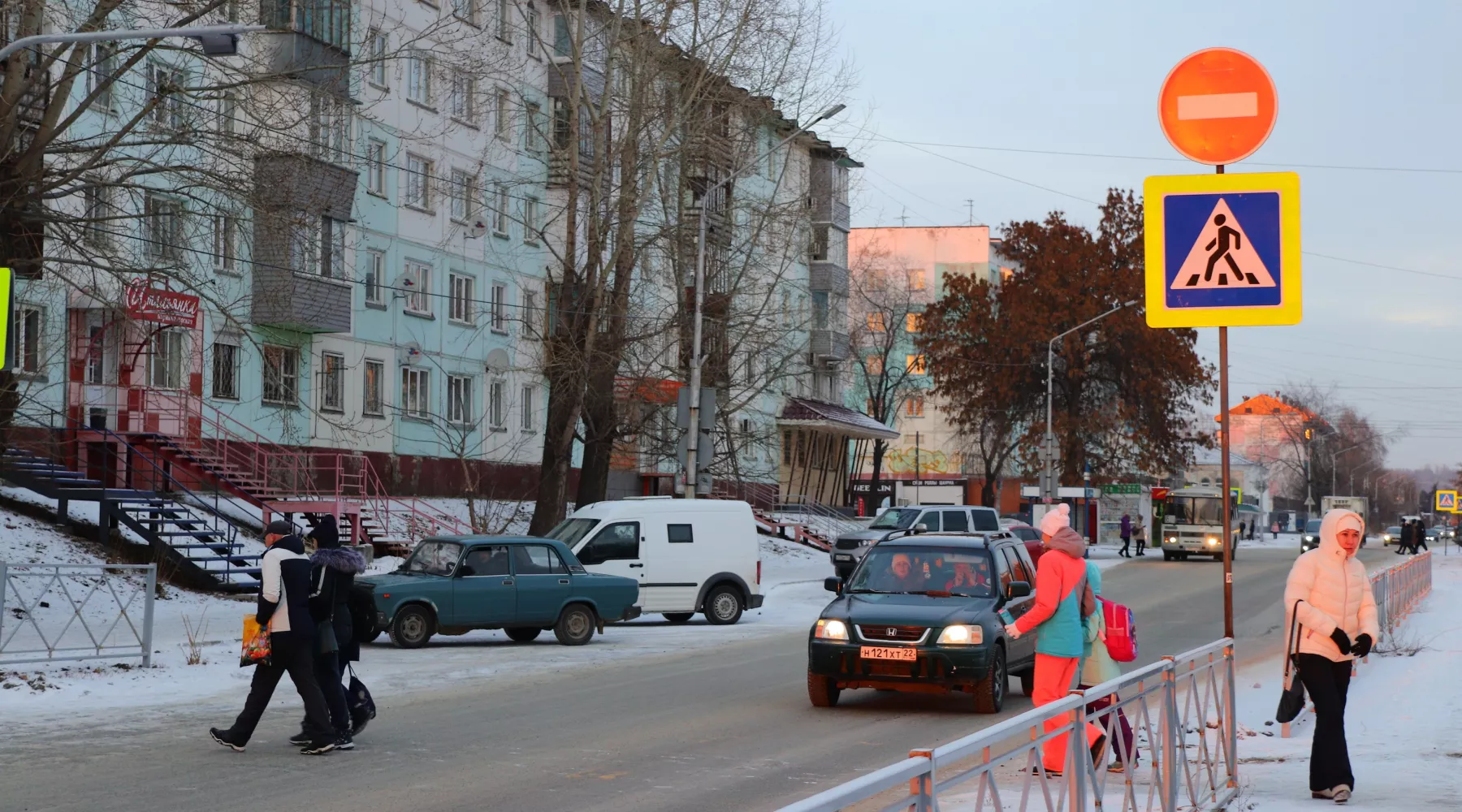 Пешеходный переход у школы. Жилой район Бийска