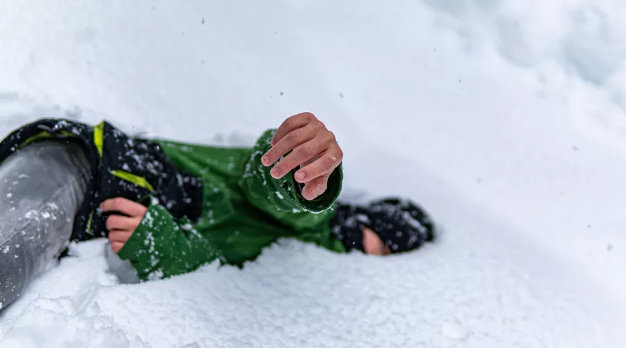 Ребенок в снегу