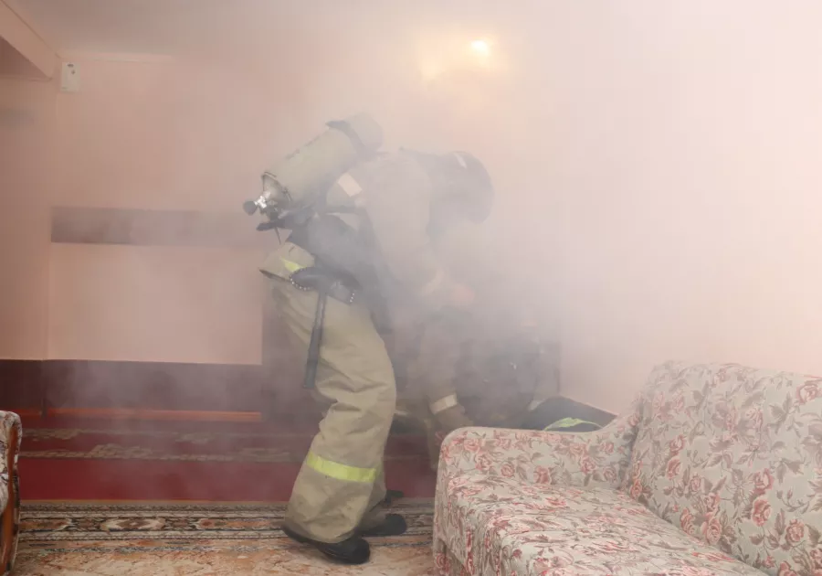 В Бийске прошли пожарные учения в гостинице "Центральная".
