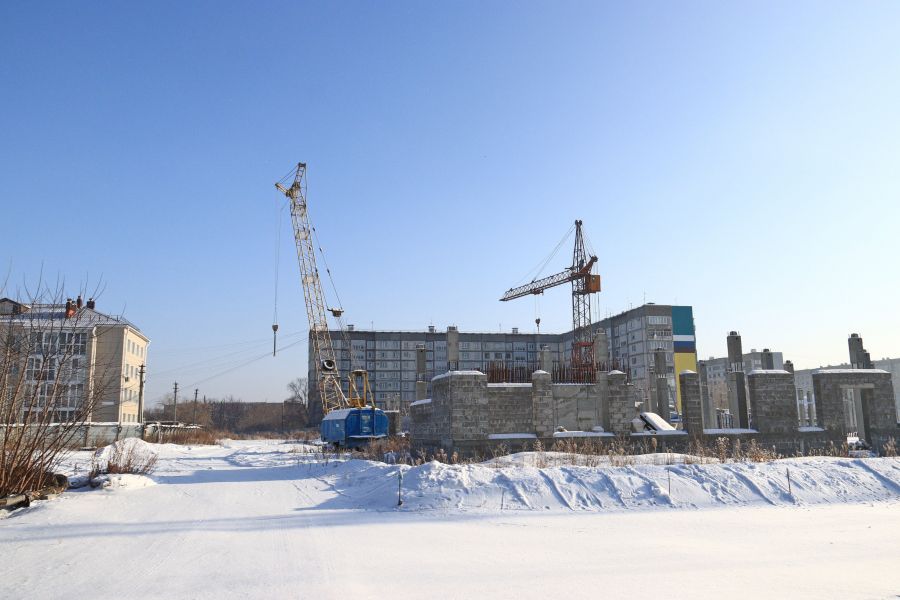 Площадка строительства школы на АБ. Вид в январе 2022 года.