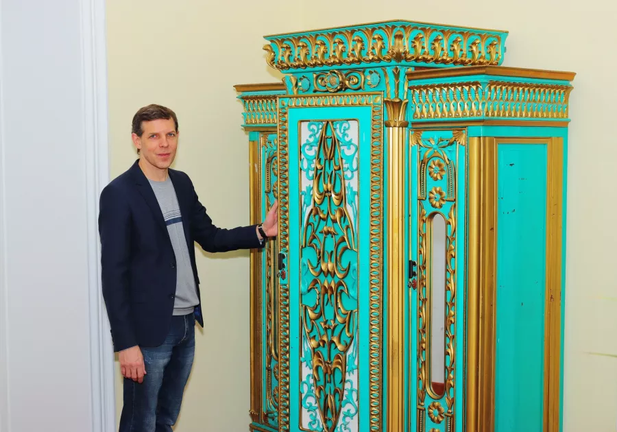 Коллекция старинной резной мебели, подаренная музею истории Алтайской духовной миссии.