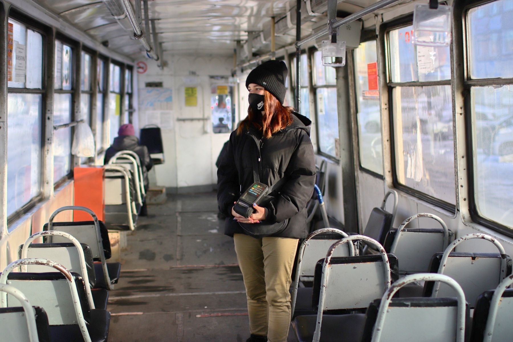 Часто в вагонах нет "живых" кондукторов, а "обилечивает" - водитель