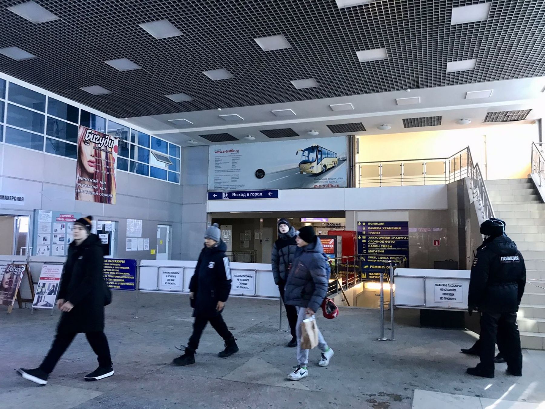 Пассажиры на автовокзале Бийска