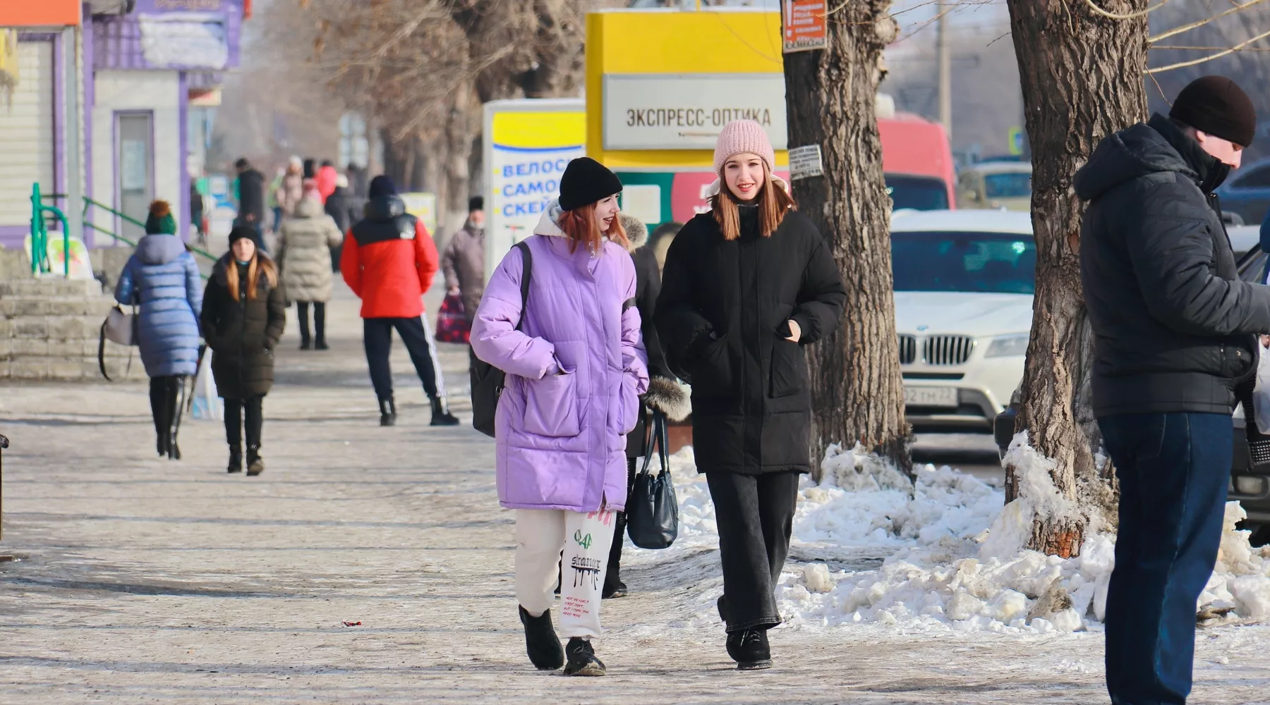 Зима. Улица Васильева. Люди, пешеходы, девушки