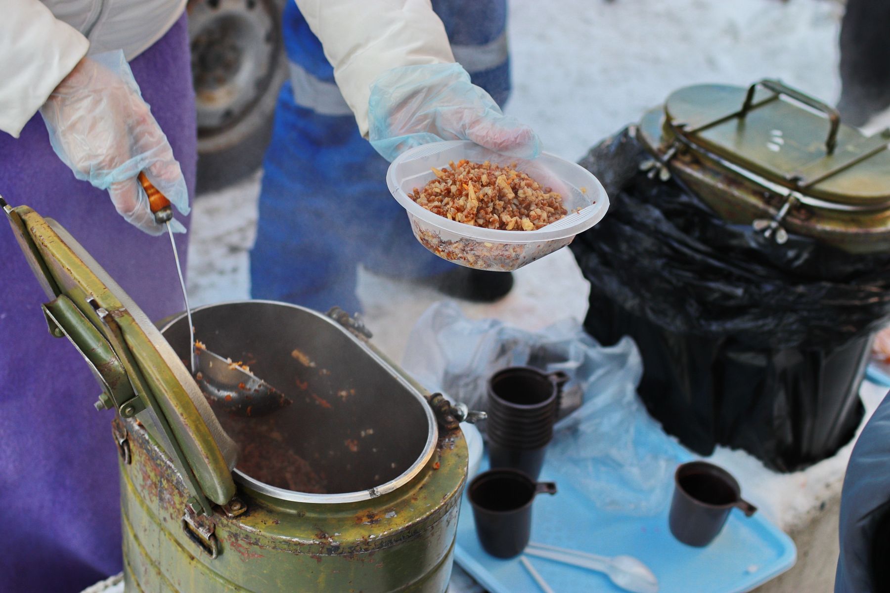 Благотворительная акция по раздаче еды на улицах Бийска