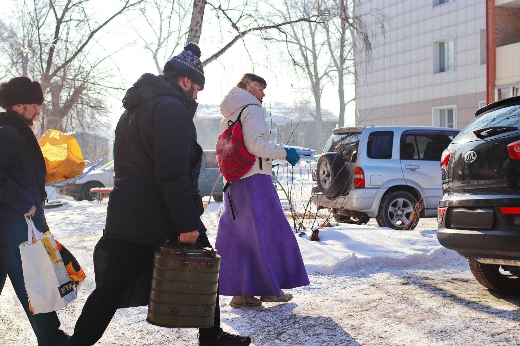 Благотворительная акция по раздаче еды на улицах Бийска
