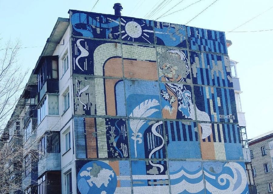 Мозаичное панно на пятиэтажном доме по ул. Петра Чайковского, 73