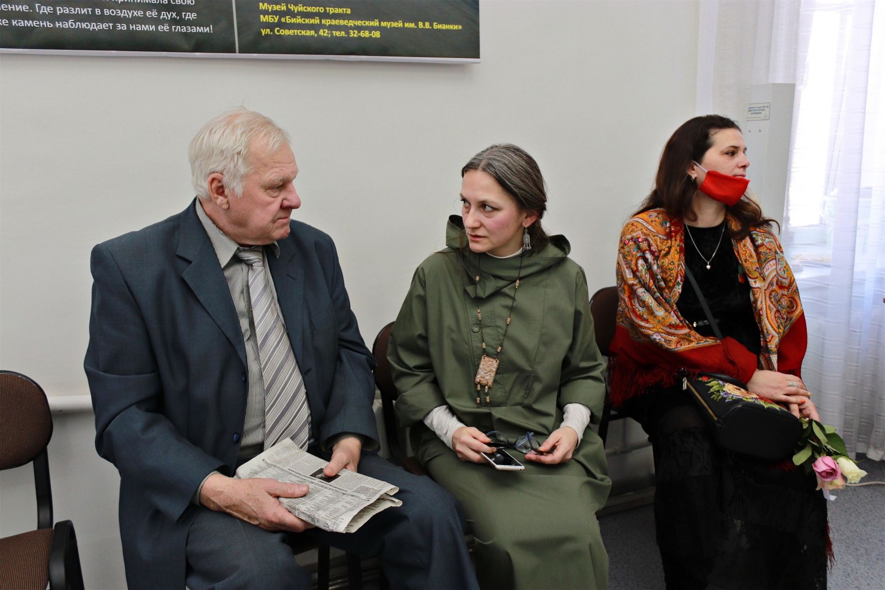 Виктор Орлов (слева) на недавнем открытии выставки Веры Карнауховой 