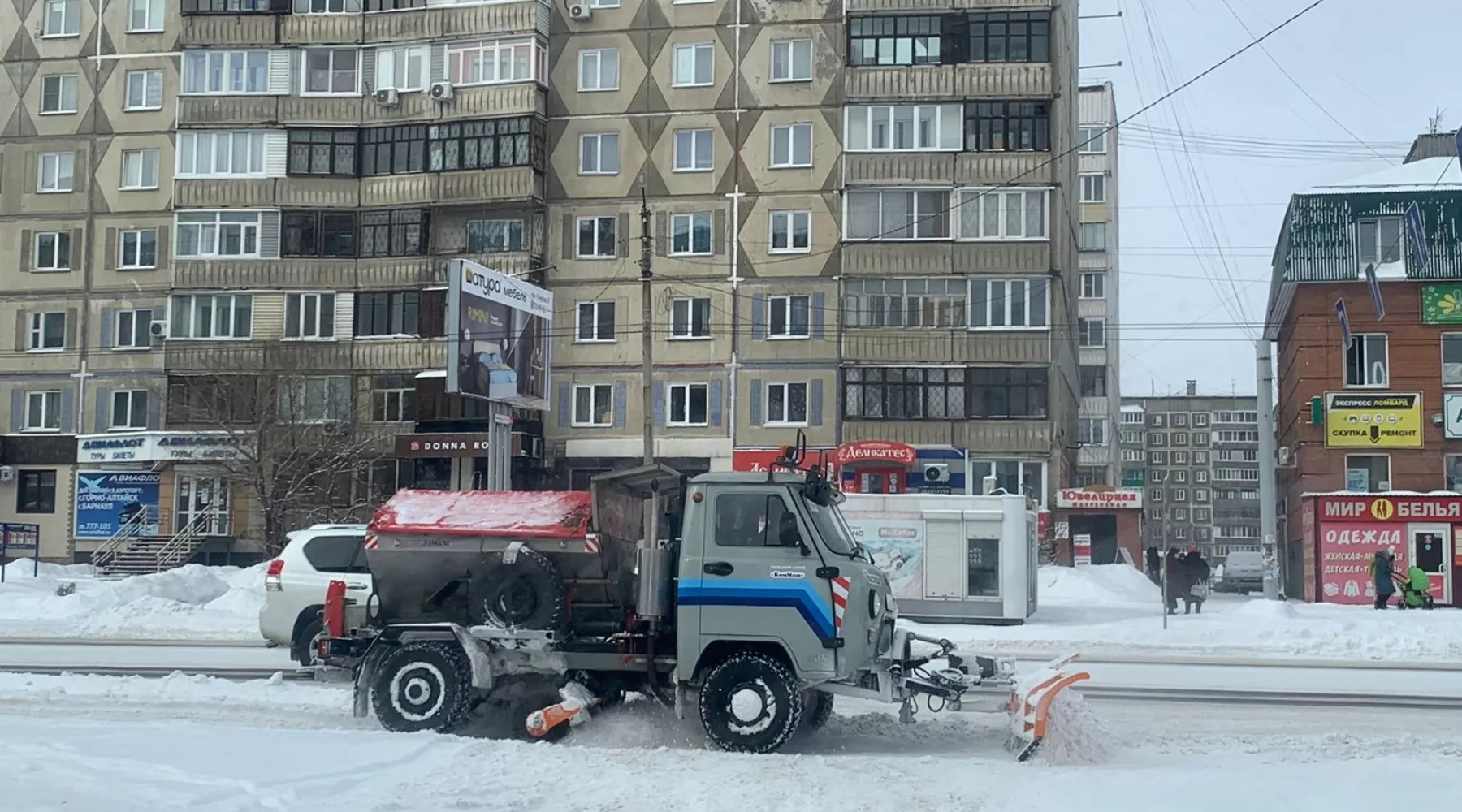 &quot;Чистик&quot; чистит тротуары в Бийске