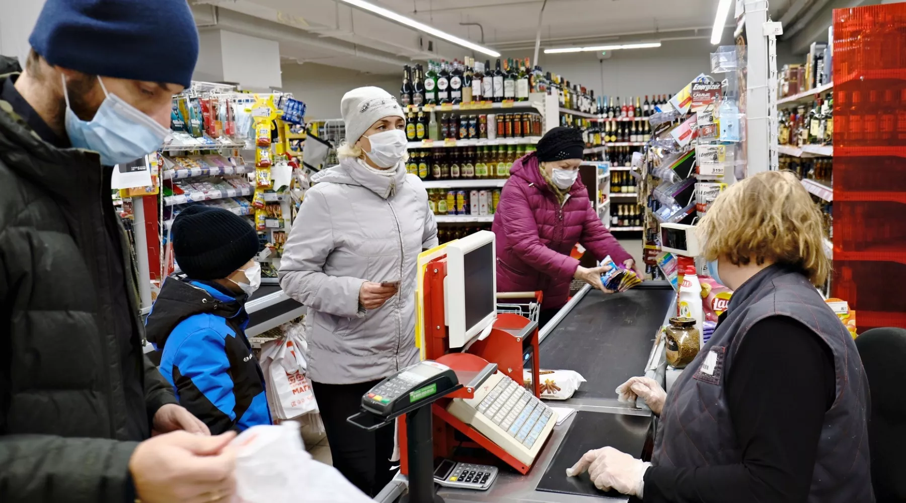 Продуктовый магазин. сеть &quot;Магнит&quot;. Очередь на кассу. Масочный режим