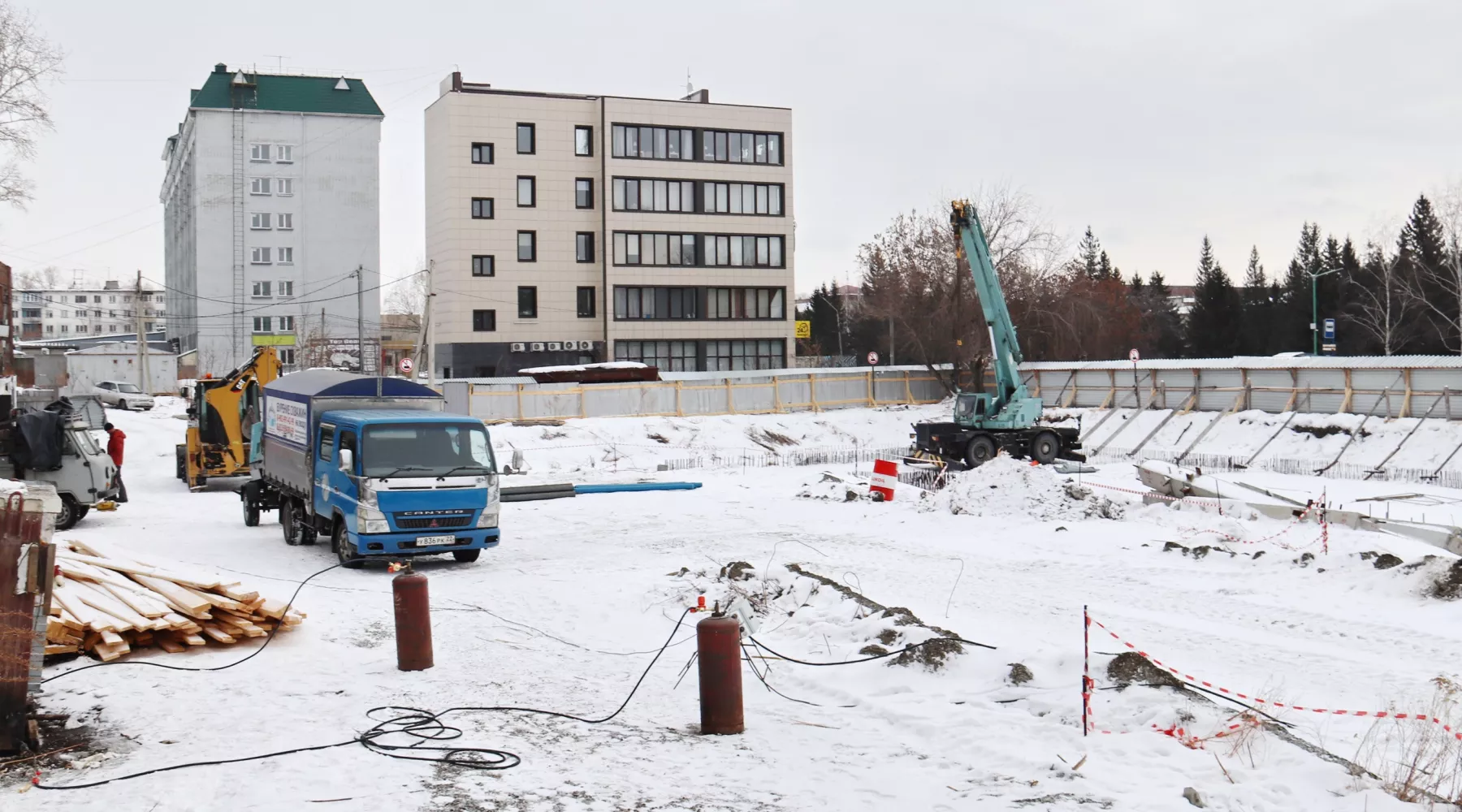 Участок строительства будущей восьмиэтажки на улице Ленина в Бийске.