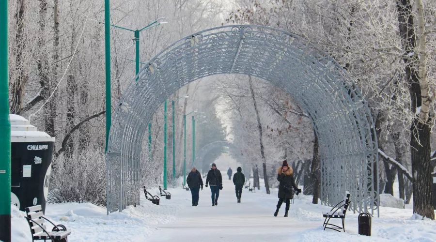 Бульвар на улице Вали Максимовой. Снег. Зима. Прогулка