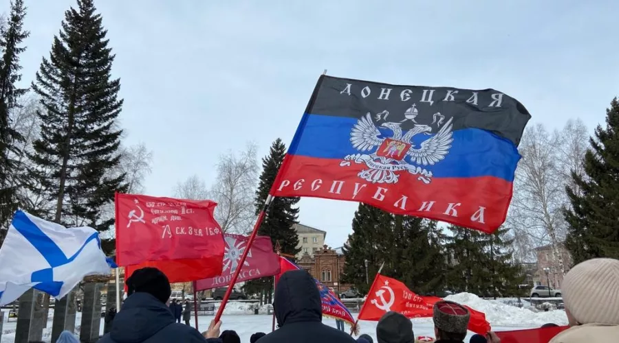 Автопробег в поддержку спецоперации. Флаги Донецка и Луганска