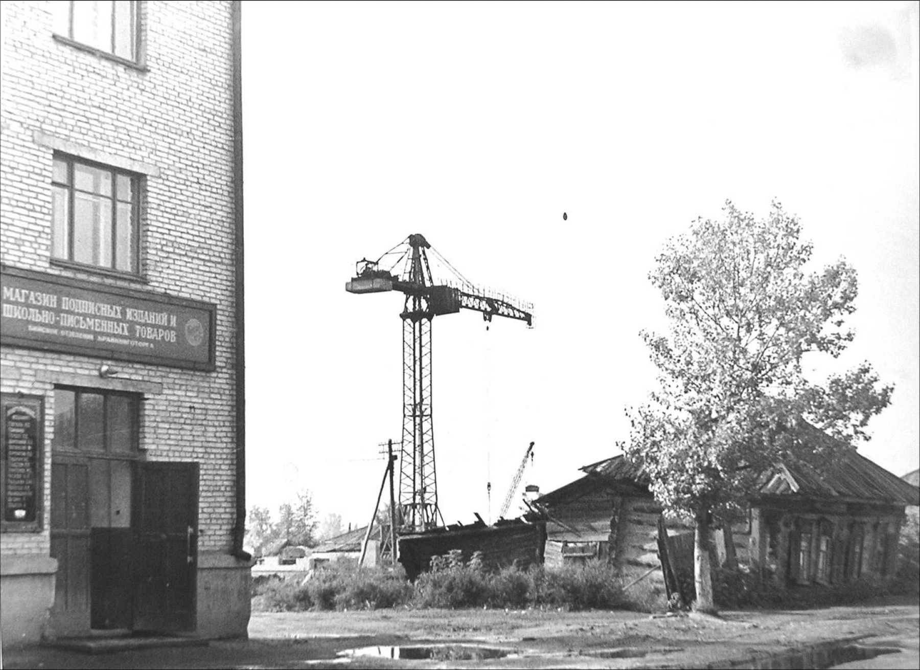 Здание магазина "Букинист" на Красноармейском, сейчас здесь "Авиафлот"