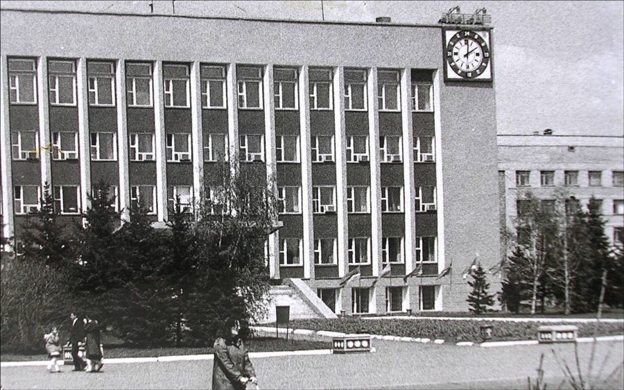 Часы на здании бийской администрации были установлены в 1975 году