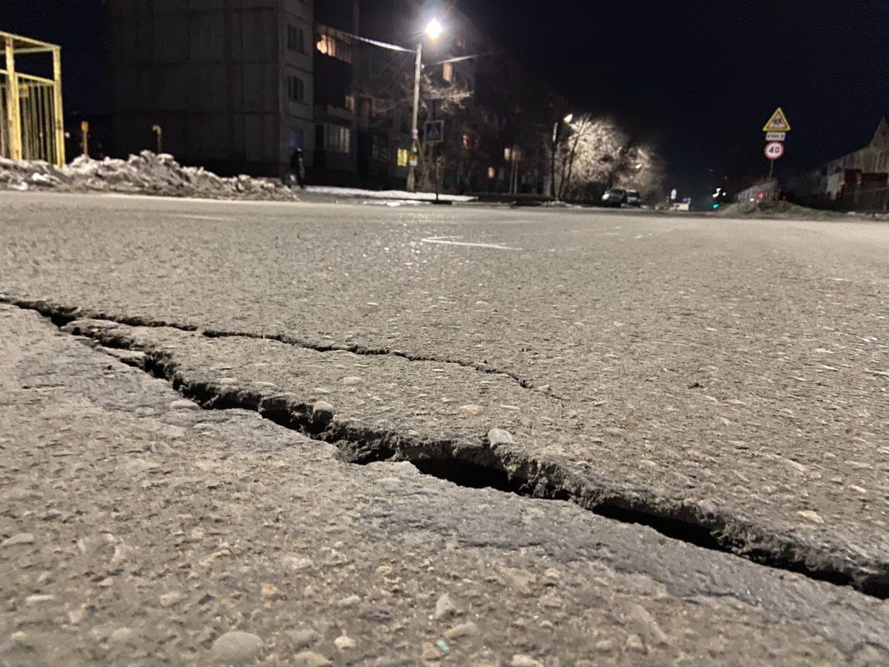 Трещины на асфальтовом покрытии улицы Можайского