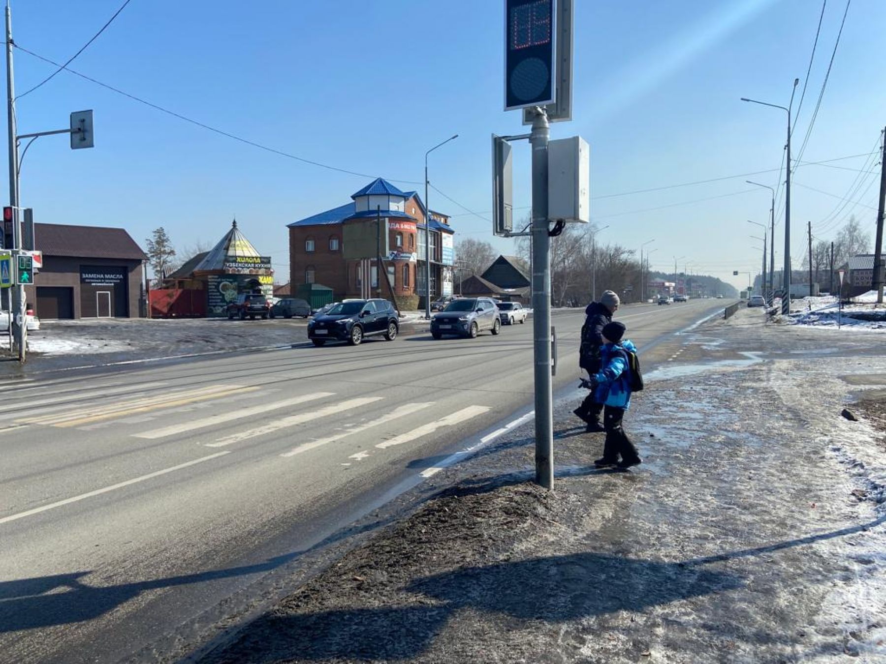 Через дорогу здесь часто ходят школьники