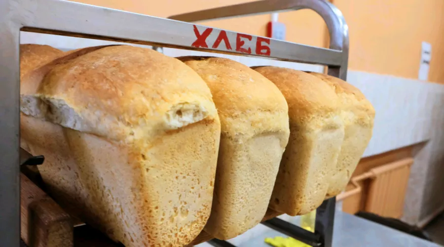 Хлеб в пекарне.