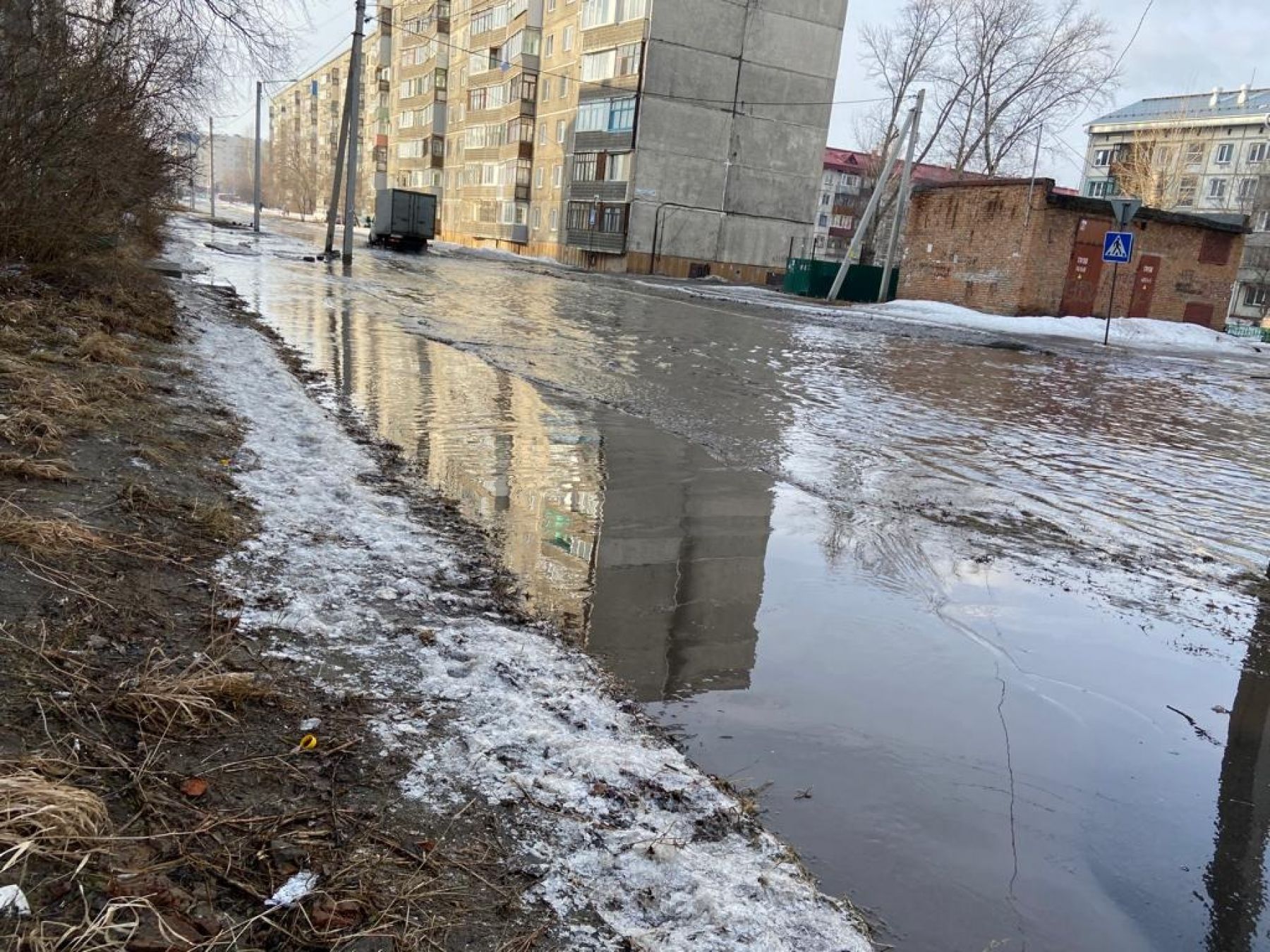 На улице Ленинградской затоплены дорога и тротуары 