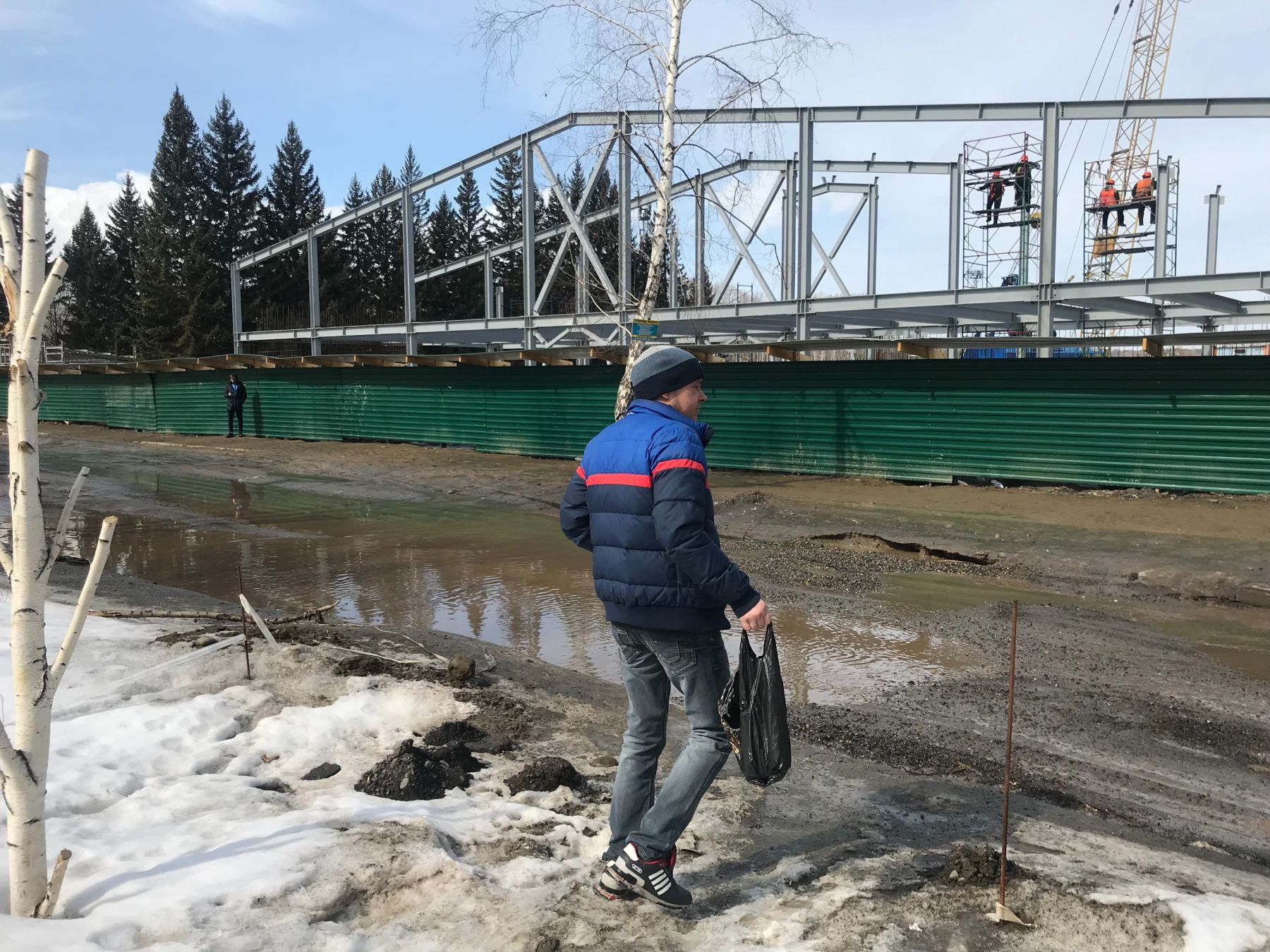 Пешеходы вынуждены выбирать сухой, но опасный путь