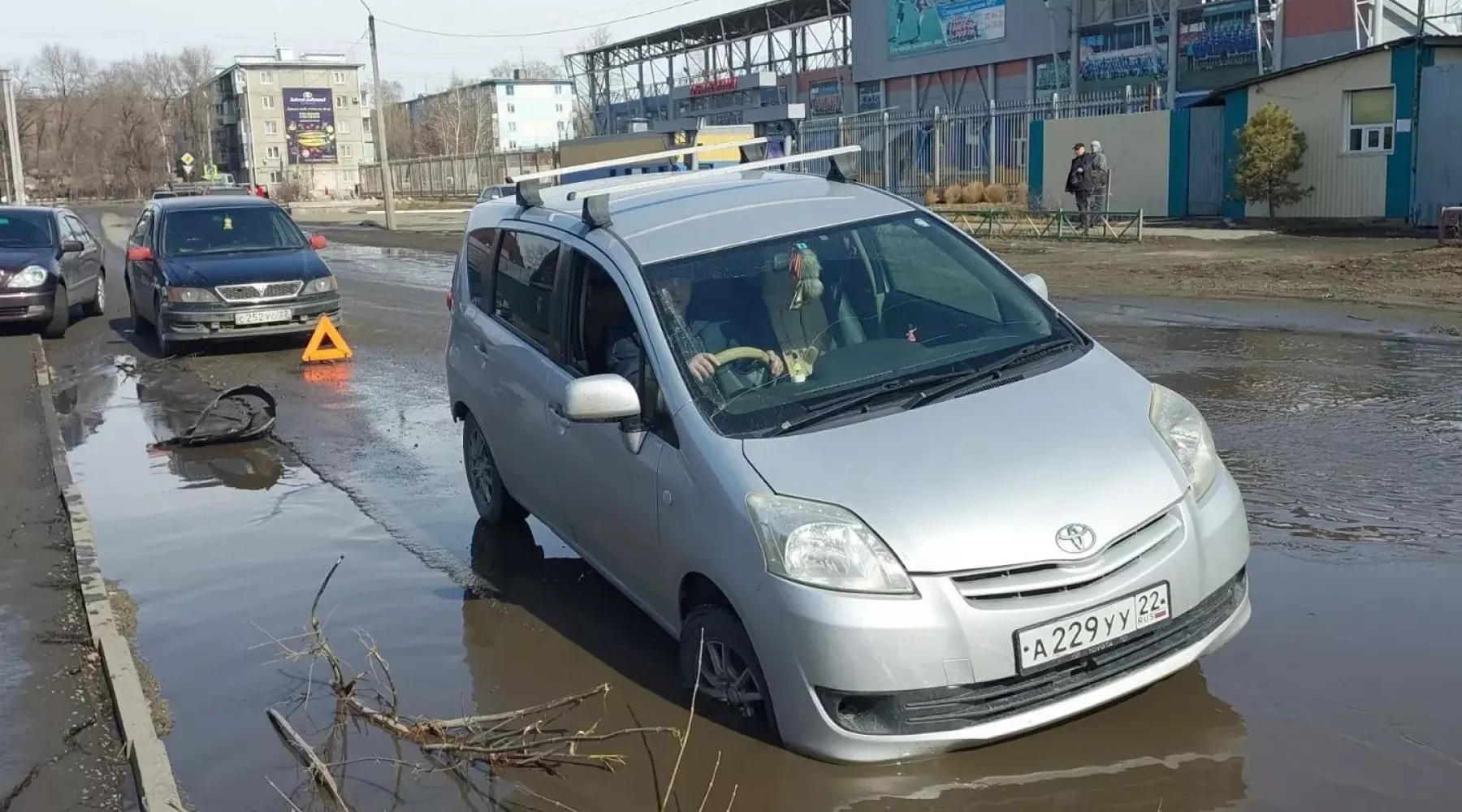 Автомобиль попал в яму на улице Липового в Бийске