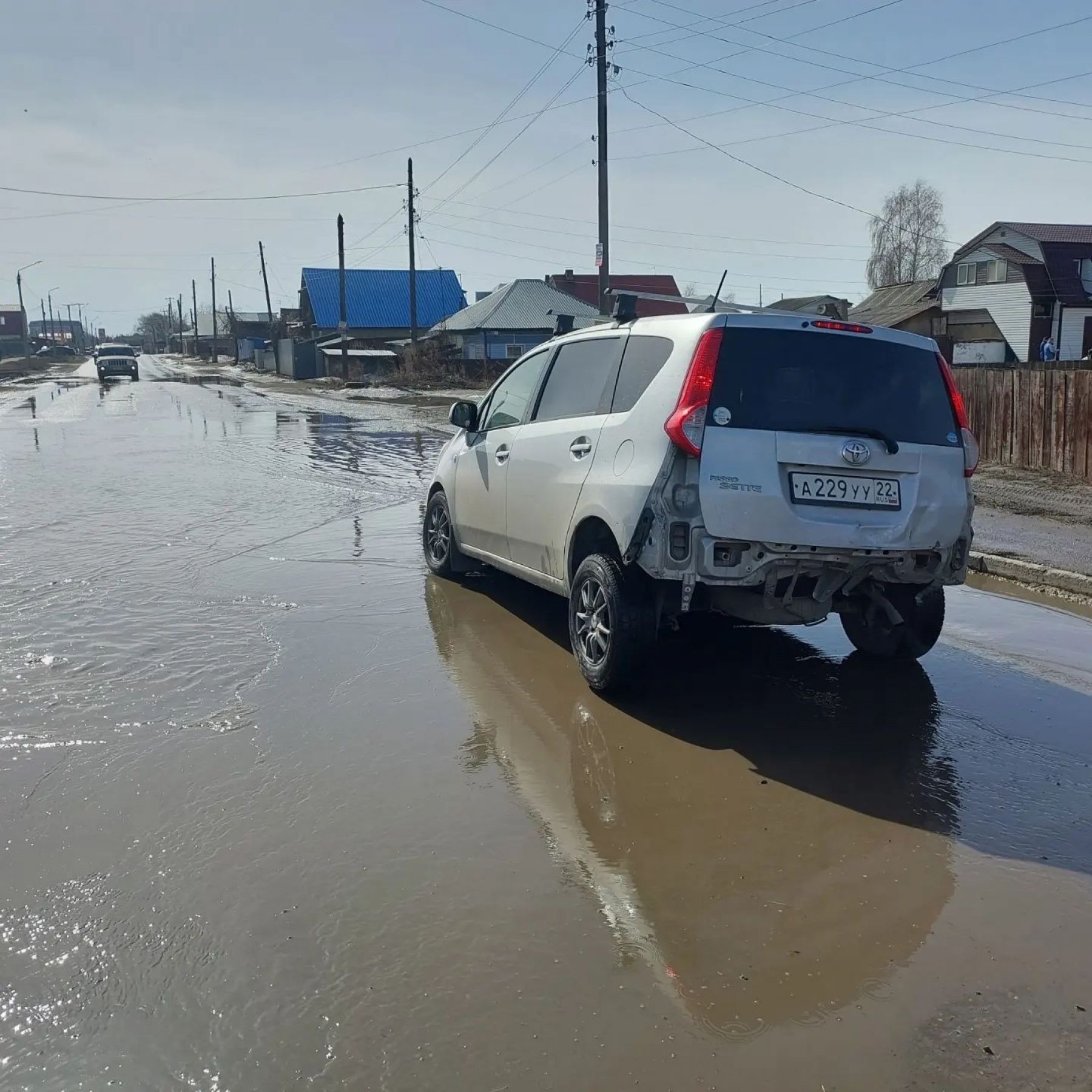 Автомобиль попал в яму на улице Липового в Бийске