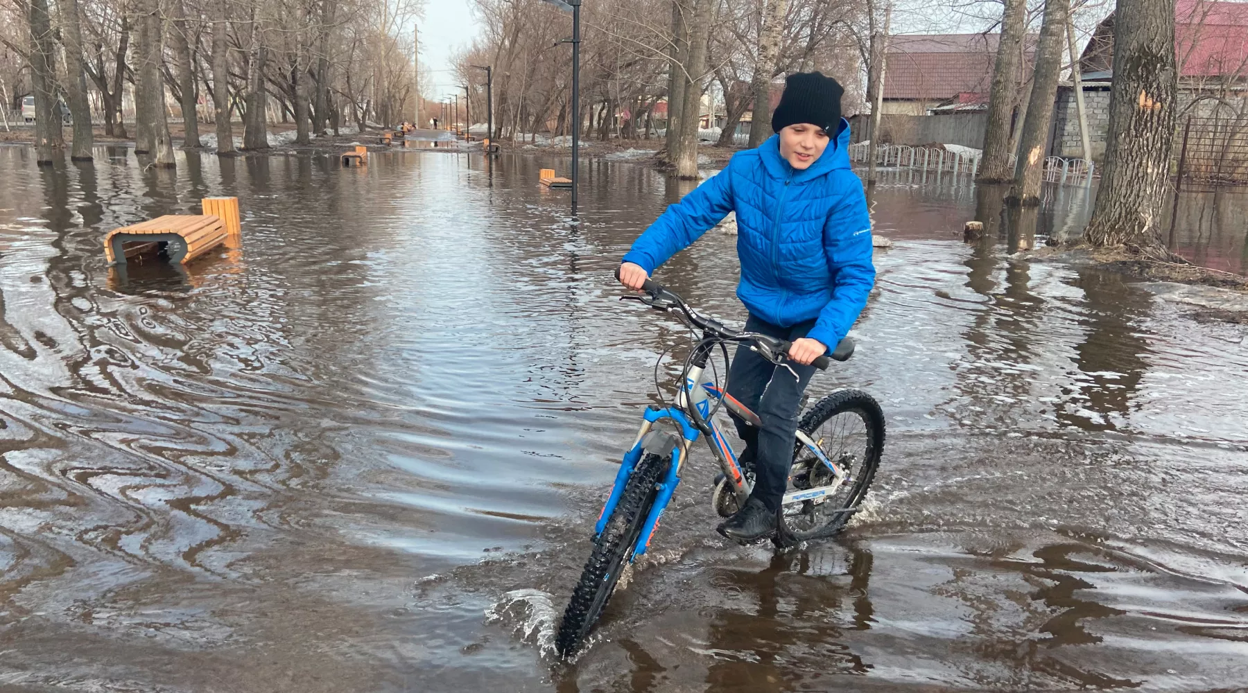 Сквер в бийском поселке Нагорный, апрель 2022 г.