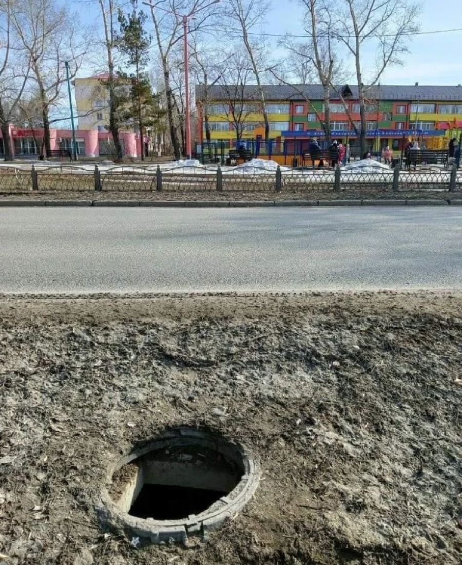 В Бийске некоторые канализационные люки оказываются открытыми
