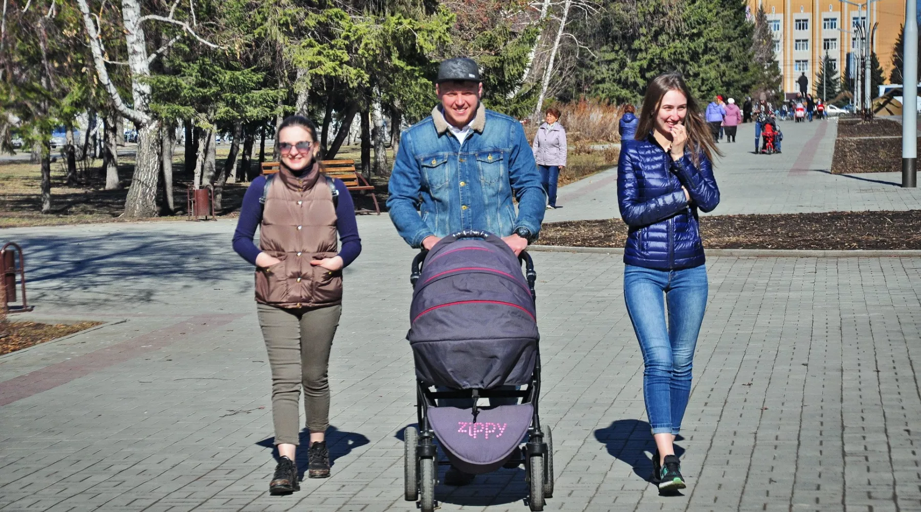 Апрель. Тепло. Петровский бульвар. Родители с коляской