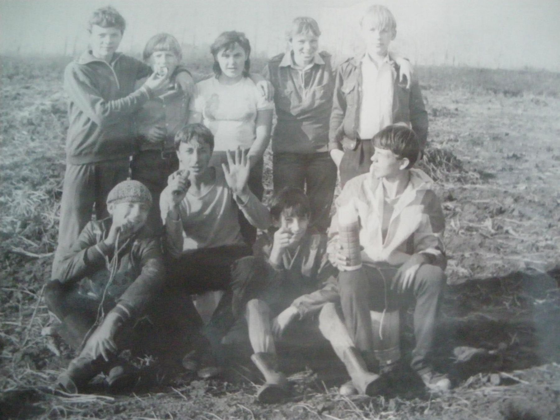 Выезд школьников на уборку моркови. Фото 1984 года 