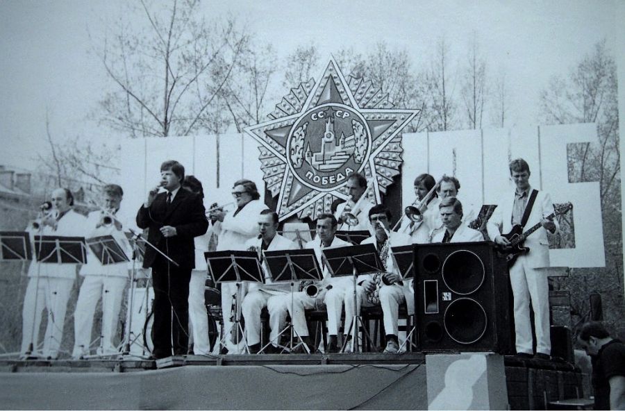 Концерт на площади у ДК химиков (ГДК) в честь 40-летия Победы. Май 1985 года 