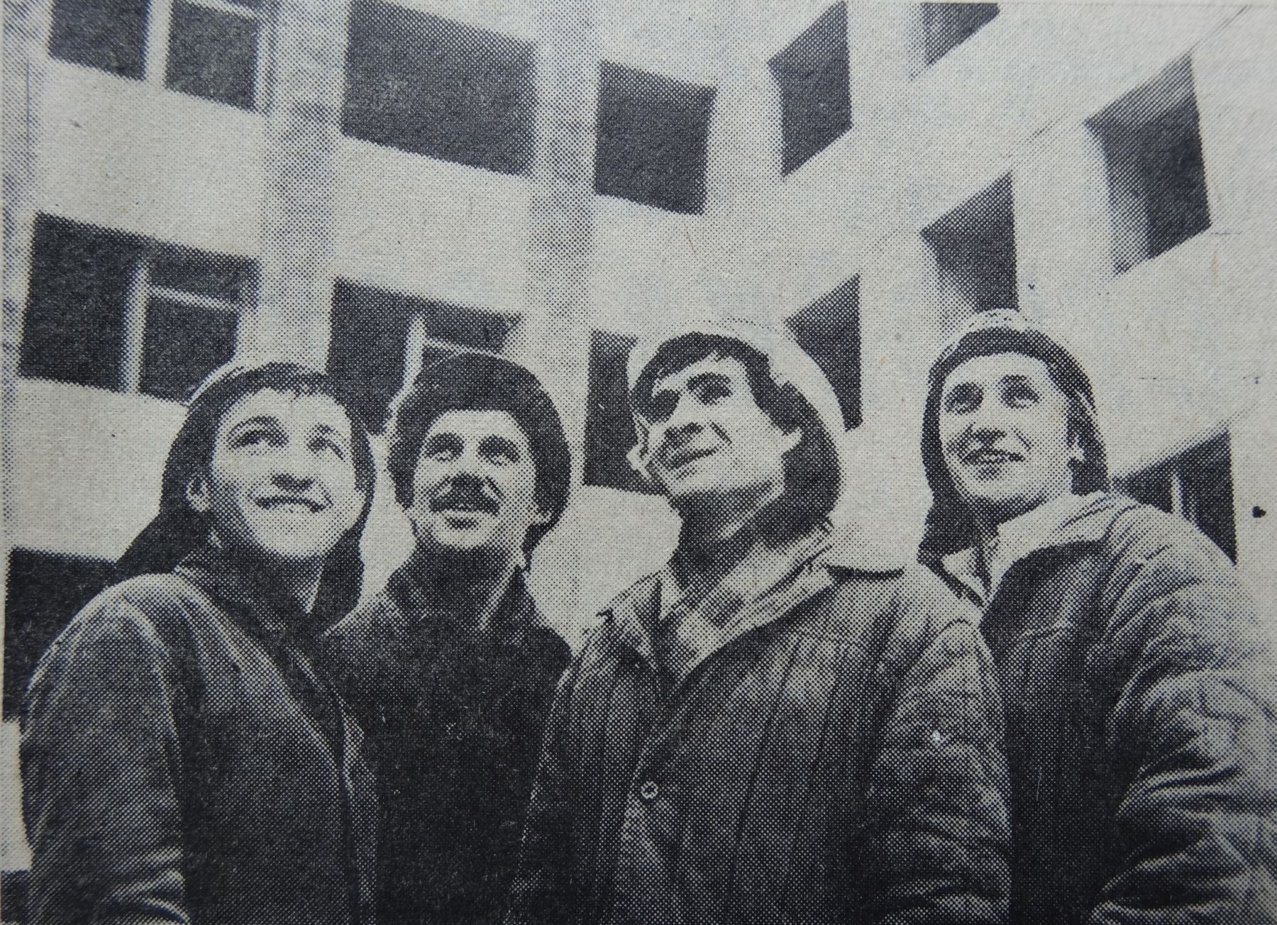 Бойцы МЖК-2 работают на завершении строительства школы на Зеленом клине. 