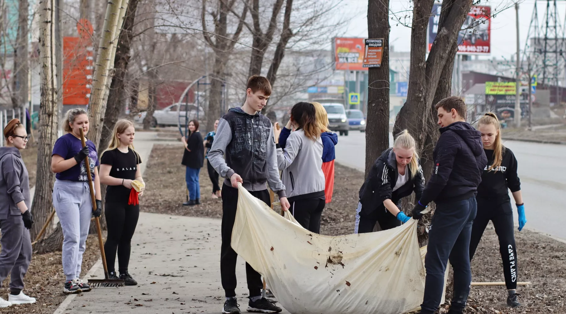 В Бийске проходят субботники