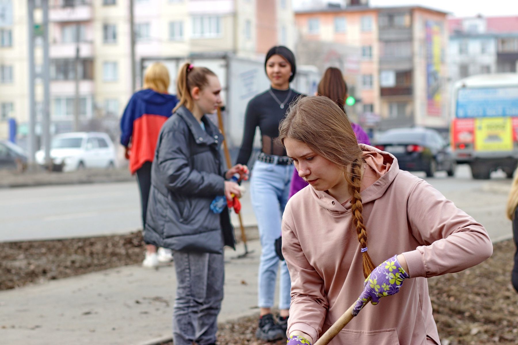 В Бийске проходят субботники