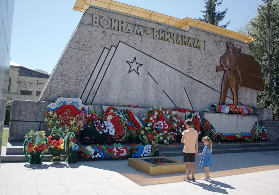 День бийска. Бийск вечный огонь воинам бийчанам. Город Бийск вечный огонь. Памятник воинам бийчанам в Бийске. 9 Мая Бийск.