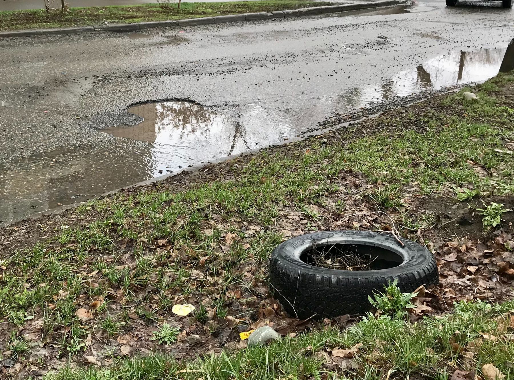 Во время дождя глубокие ямы заливает водой