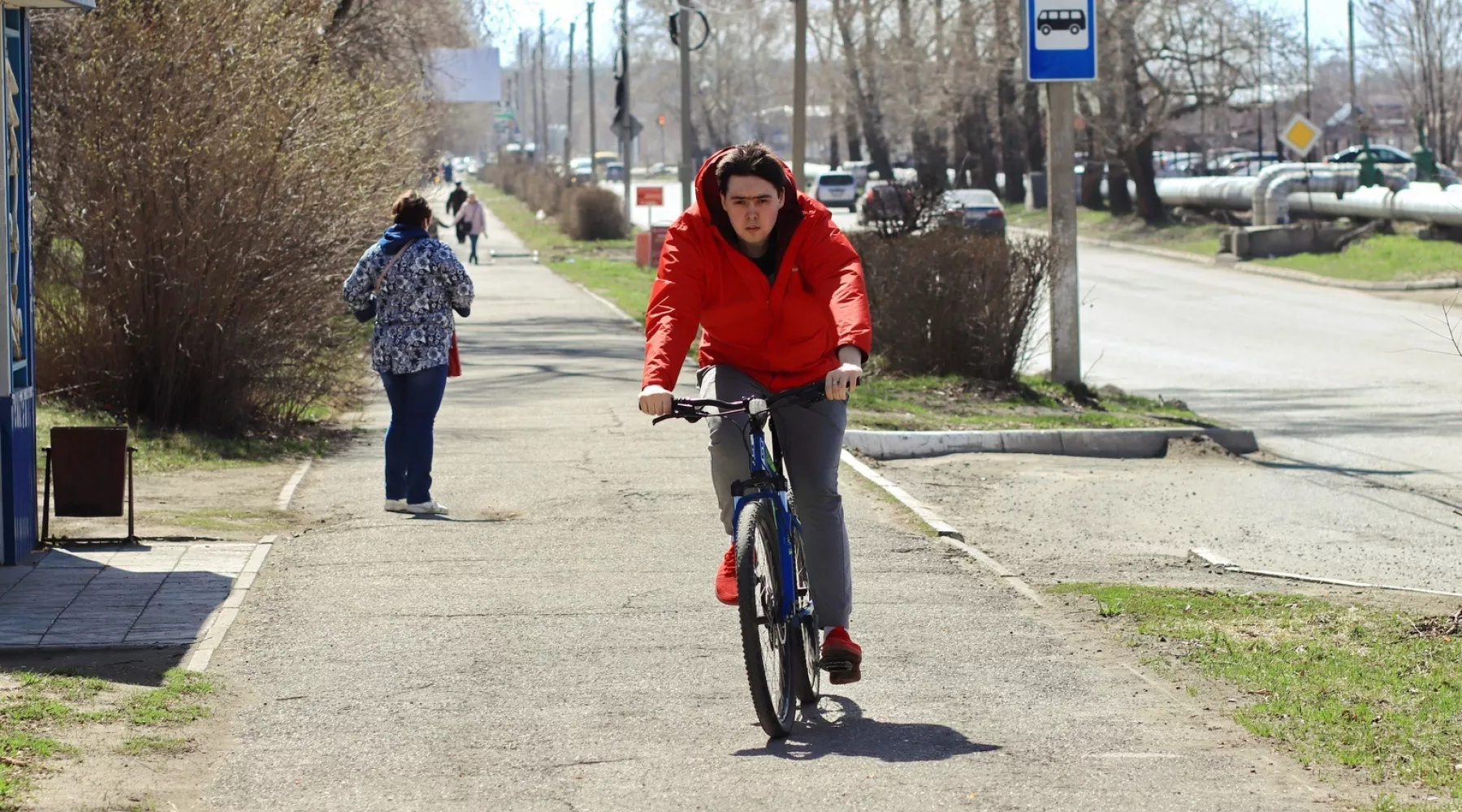 Апрель-май. Тепло. Солнечная погода. Велосипедист