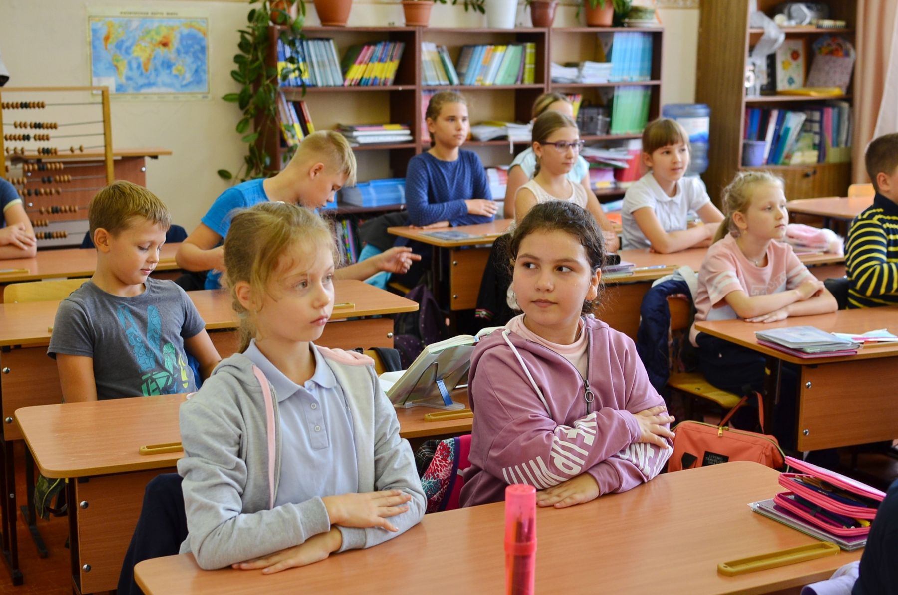 Держать спину прямо за партой по ГОСТу проще