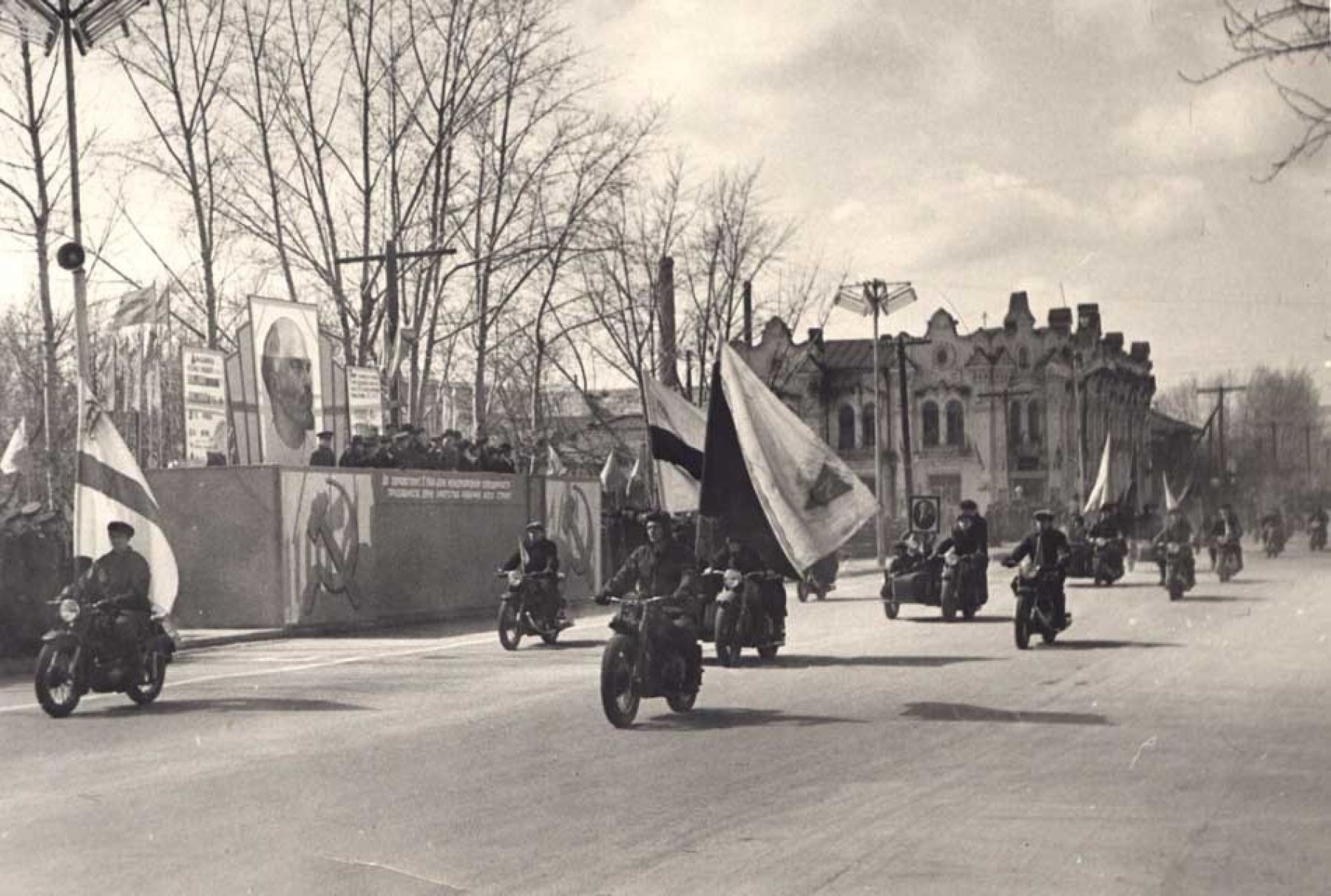 Было время, когда первомайские колонны проходили по улице Советской, мимо драмтеатра. 1958 год