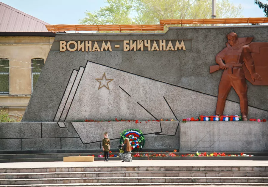 В Бийске накануне Дня Победы обновили Мемориал славы воинам-бийчанам