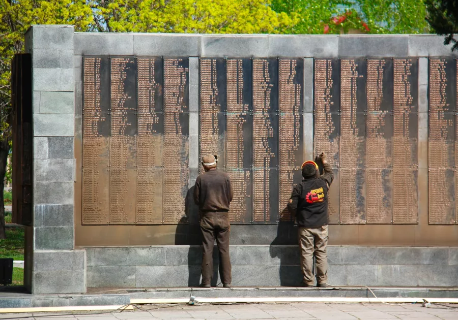 В Бийске накануне Дня Победы обновили Мемориал славы воинам-бийчанам
