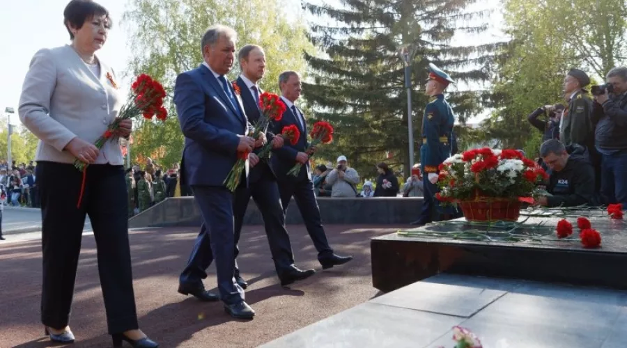 Губернатор Виктор Томенко возлагает цветы к мемориалу