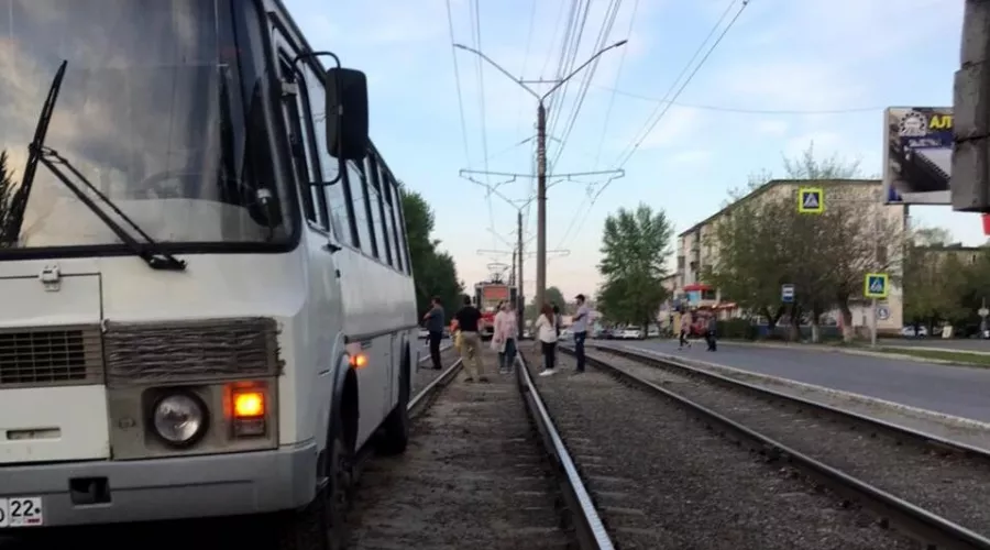В Бийске на улице Васильева пассажирский автобус вылетел на рельсы 