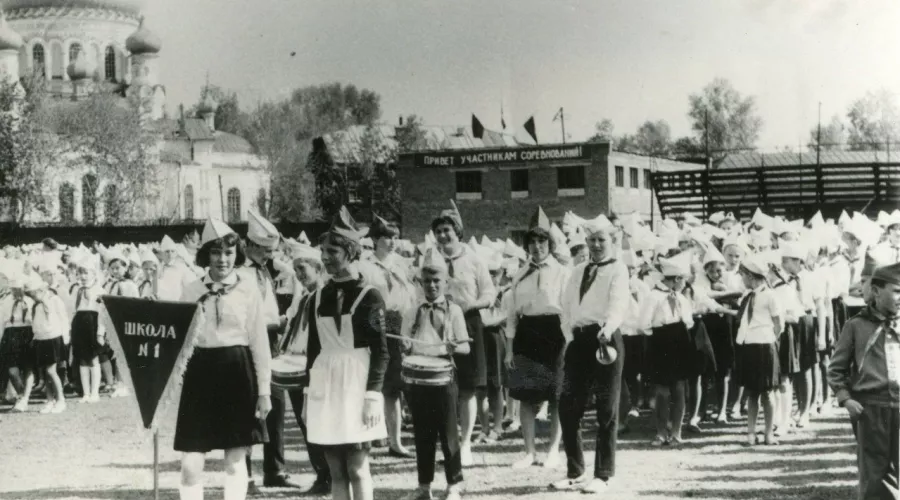 Пионеры школы №1 Бийска на праздновании Дня пионерии, 60-е годы 