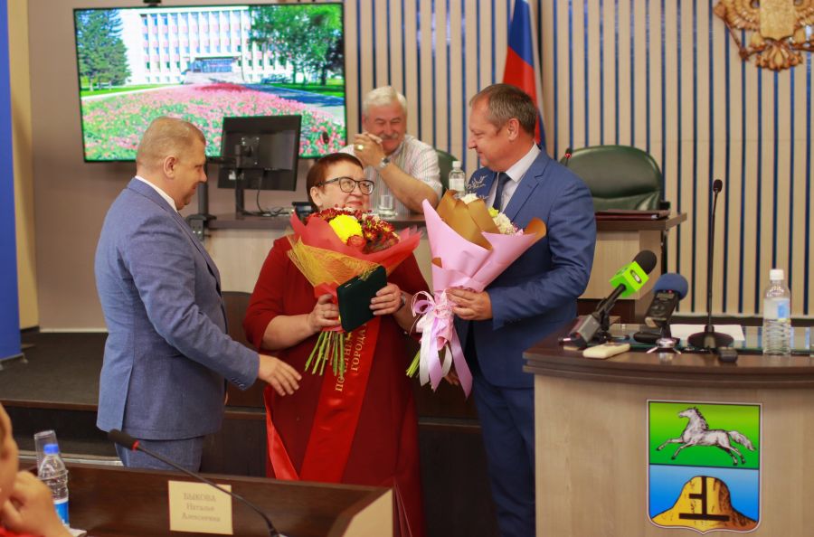 Лидии Громогласовой вручили знаки Почетного гражданина Бийска.