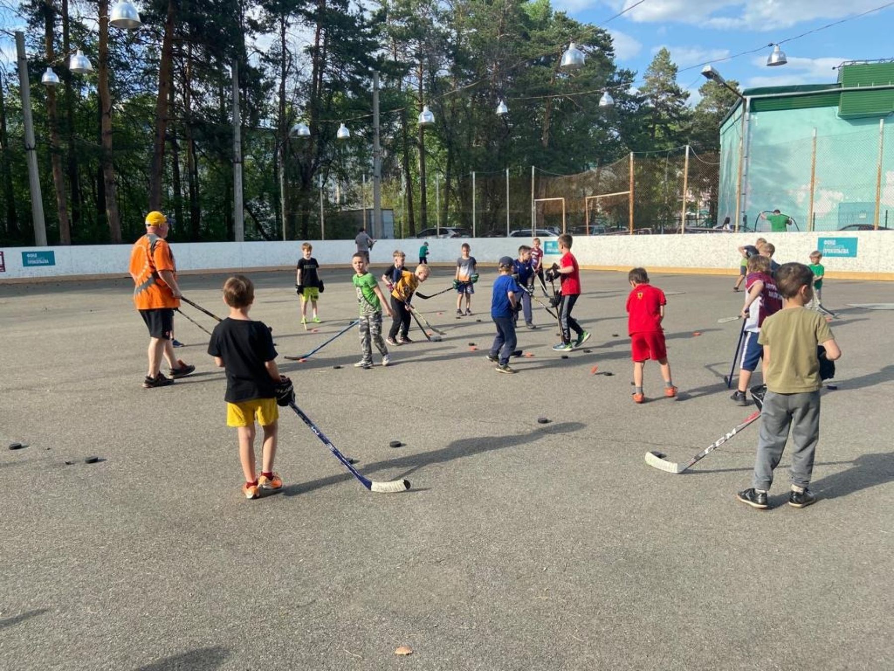 Хоккейная команда "Бийский лицей" на тренировке