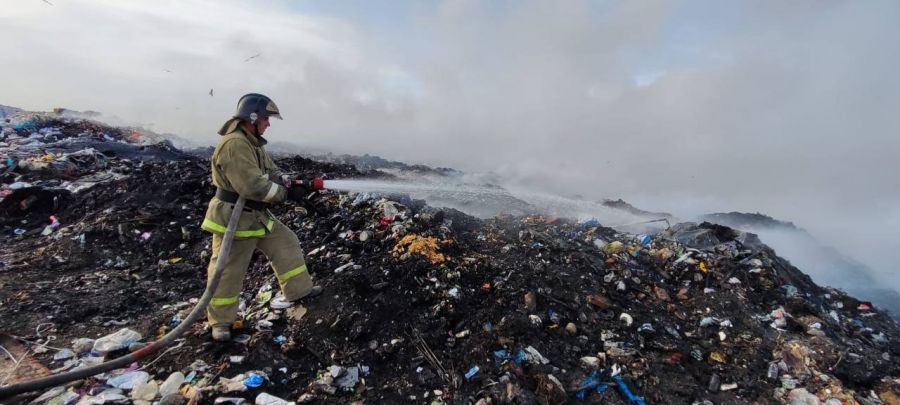 Тушение пожара на полигоне ТБО в Бийске