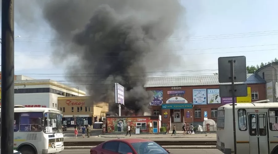 В Бийске возле торгового центра сгорел киоск с шаурмой 