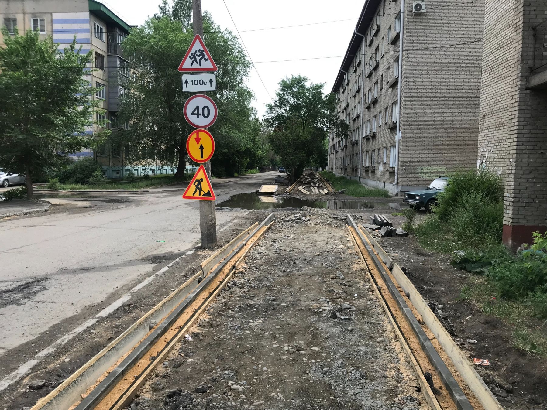 Обустройство тротуара уже началось, завезена плитка