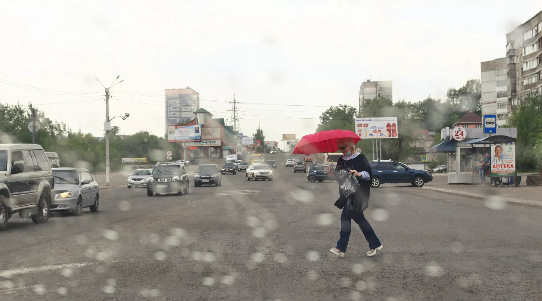 Дождь. Зеленый клин. Пешеходы